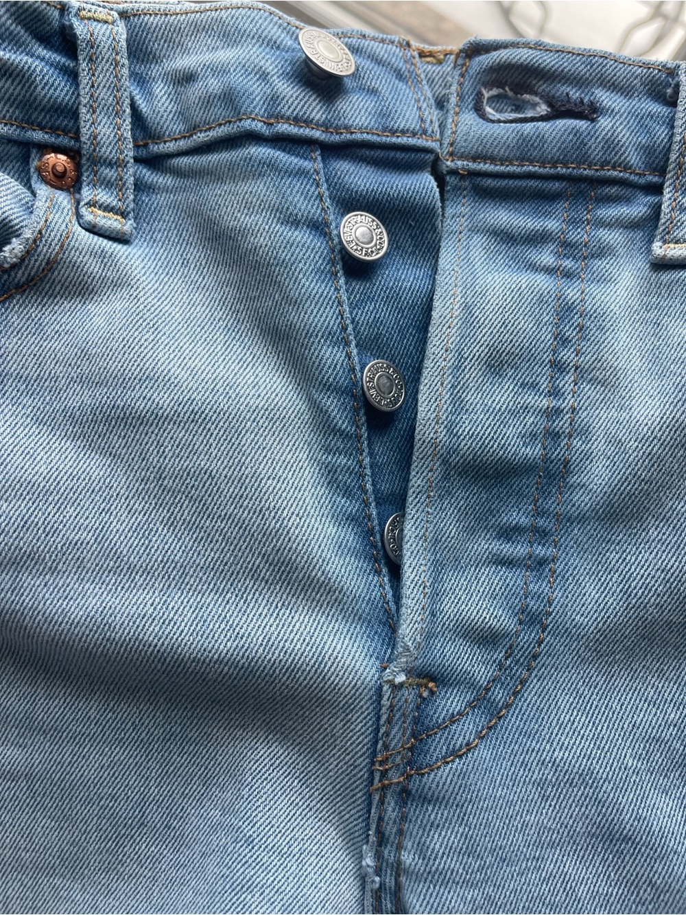 Levi’s Wedgie Fit Women’s light Wash High Rise 5 Pockets Denim Jeans EUC 27 - Picture 4 of 9